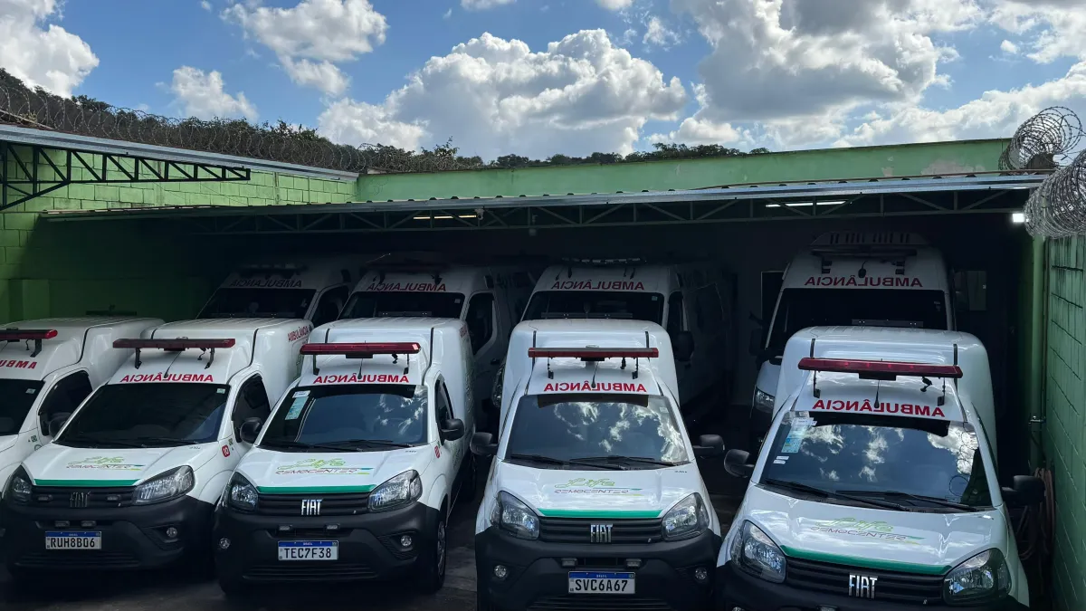Frota de ambulâncias da Life Remocenter estacionada e pronta para atendimento
