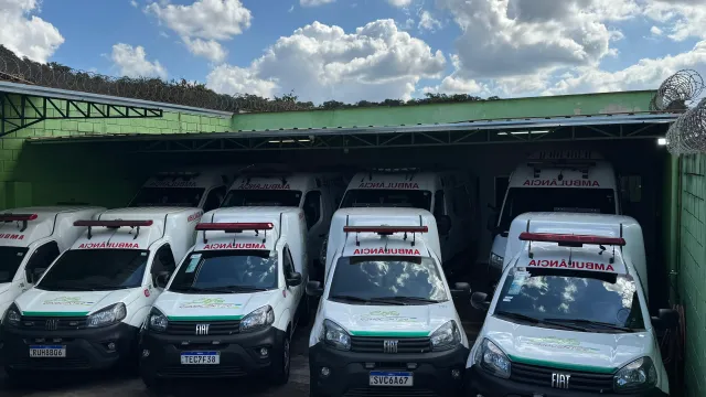 Frota de ambulâncias da Life Remocenter estacionada e pronta para atendimento
