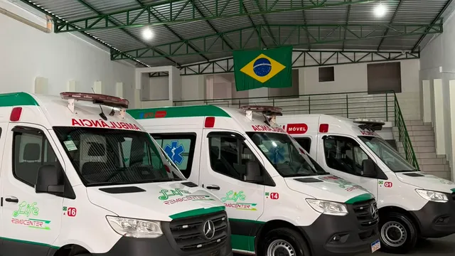 Frota de ambulâncias da Life Remocenter estacionada e pronta para atendimento