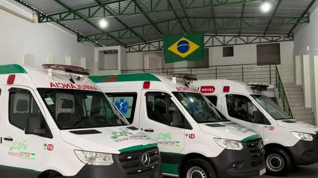 Frota de ambulâncias da Life Remocenter estacionada e pronta para atendimento