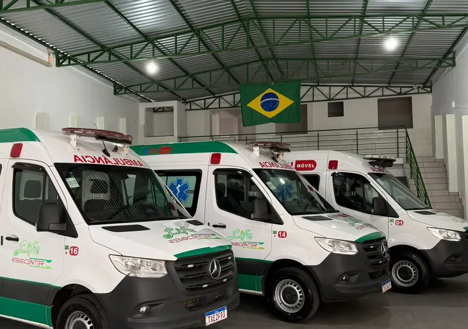 Frota de ambulâncias da Life Remocenter estacionada e pronta para atendimento